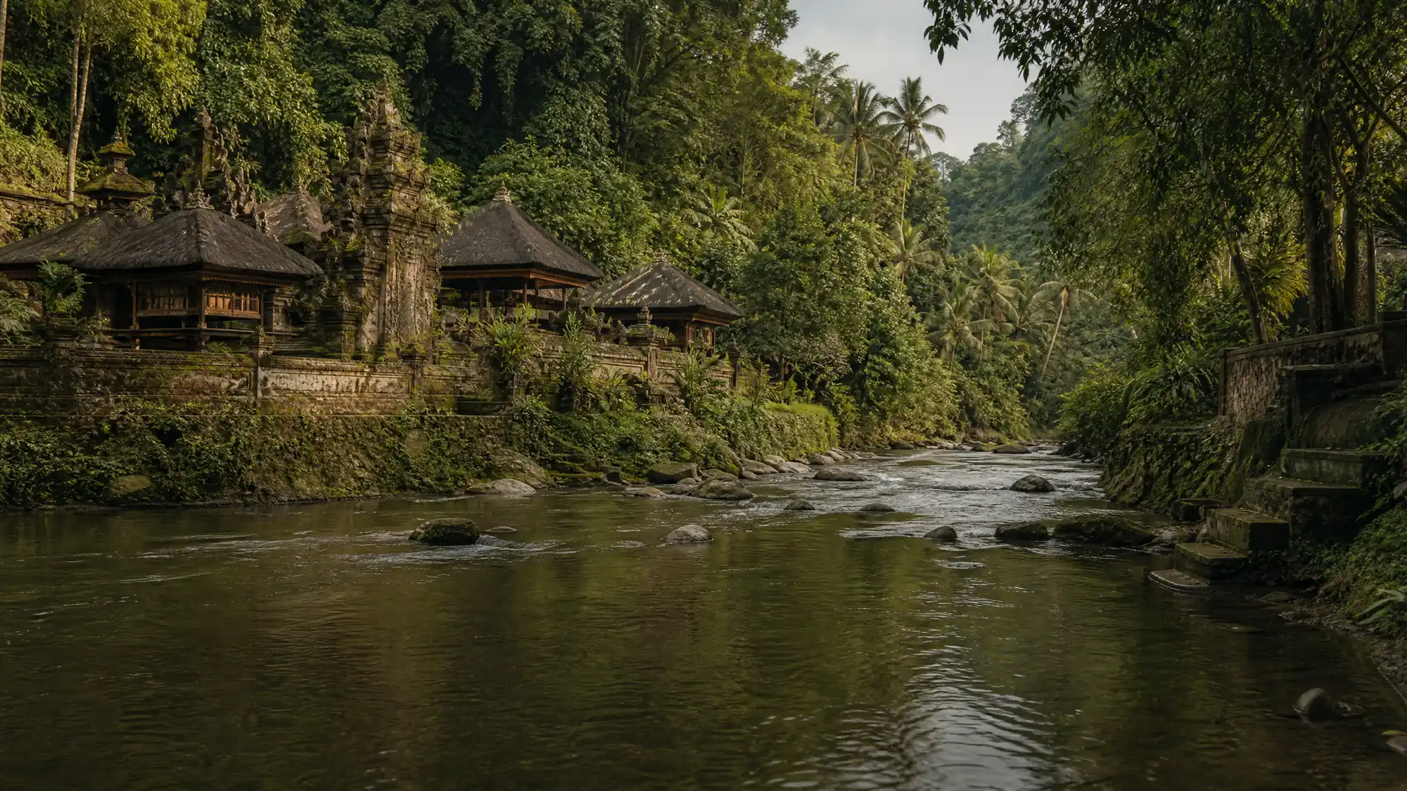 Flota por 4.5 kilómetros de suaves rápidos en la selva. Visita templos en acantilados del siglo XI y manantiales sagrados a lo largo de un cauce balinés protegido por la UNESCO.